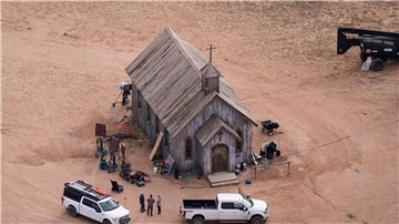 Luftaufnahme der Bonanza Creek Ranch in Santa Fe mit dem Set des Films „Rust“.