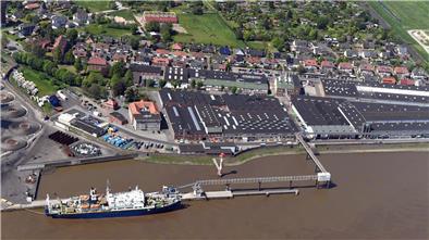 Luftaufnahme der Norddeutschen Seekabelwerke: Sind hier Kabel für ein geheimes Militärprojekt in Russland gefertigt worden? Das berichtet die ARD-Fernsehsendung „Panorama“.