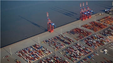 Luftaufnahme des Jade-Weser-Ports in Wilhelmshaven