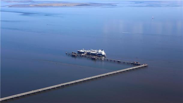 Pipeline für LNG fertig: „Baustein für Energiesicherheit“ Luftaufnahme des LNG-Speicher- und Verdampfungs-Schiffes „Höegh Esperanza“ am LNG-Terminal Wilhelmshaven.