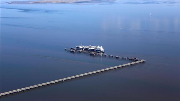 Zweites LNG-Terminal: Rohrreinigung mit Ultraschall Luftaufnahme des LNG-Speicher- und Verdampfungs-Schiffes „Höegh Esperanza“ am LNG-Terminal Wilhelmshaven.