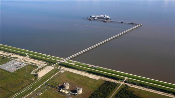 Wasserstoff in Jade-Weser-Region: Unternehmen wollen Anschub Luftaufnahme des LNG-Speicher- und Verdampfungs-Schiffes „Höegh Esperanza“ am LNG-Terminal Wilhelmshaven.