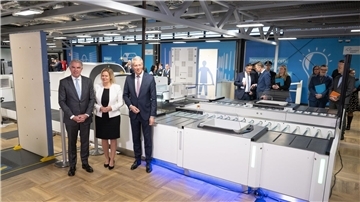 Lufthansa-Chef Carsten Spohr (l-r), Bundesinnenministerin Nancy Faeser (SPD) und Stefan Schulte, Vorstandsvorsitzender der Fraport AG, stellen die modernen CT-Scannern am Flughafen Frankfurt vor.