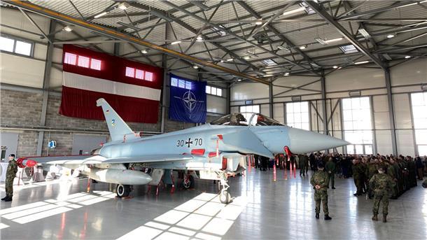 Bundeswehr übernimmt Nato-Luftraumüberwachung über Baltikum Luftwaffe in Lettland: Soldaten der Bundeswehr neben einem Eurofighter in Lielvarde.