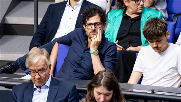 Bundestag läutet Kurswechsel ein: Familiennachzug ausgesetzt Luigi Pantisano (Linke) kassierte für seine Zwischenrufe einen Ordnungsruf von Bundestagspräsidentin Julia Klöckner.