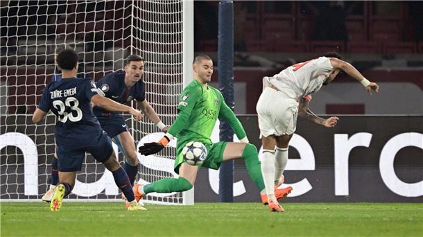 Luis Díaz (r) erzielt das frühe 1:0 für Bayern.