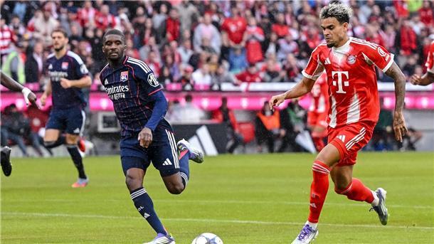 Luis Díaz (r) steht im Testspiel gegen Lyon erstmals für den FC Bayern auf dem Platz.