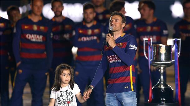 Luis Enrique hält 2016 Xana an der Hand, den Champions-League-Triumph mit Paris Saint-Germain widmete er seiner 2019 gestorbenen Tochter.