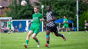 Luis Noé (links) sorgte mit dem 2:4 dafür, dass der FC Hagen/Uthlede noch mal Hoffnung schöpfte.
