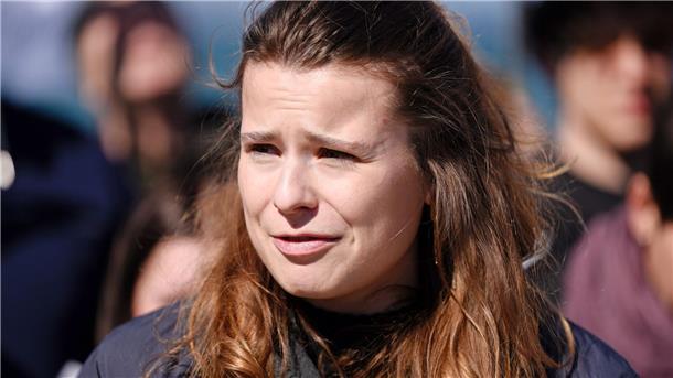 Luisa Neubauer, Klimaaktivistin von Fridays for Future, bei einer Aktion auf der Insel Rügen.