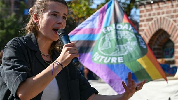 Luisa Neubauer spricht beim bundesweiten Klimastreik in Potsdam