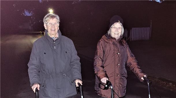Luise Haake und Margret Sommerfeld sind mit ihren Rollatoren in Beverstedt unterwegs.