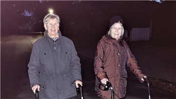 Luise Haake und Margret Sommerfeld sind mit ihren Rollatoren in Beverstedt unterwegs.