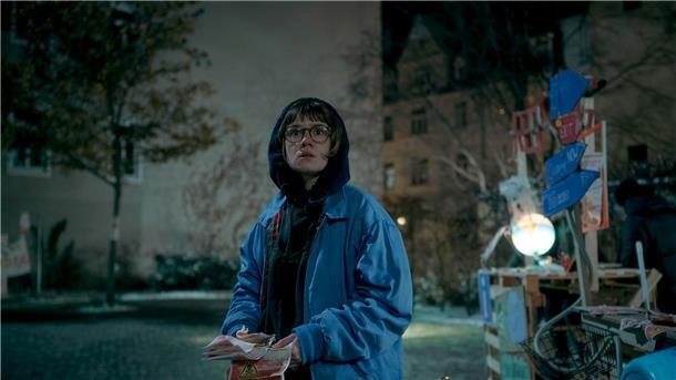 TV-Serie zeigt Deutschlands zerrissene Gesellschaft Luise Kogan (Lea Drinda) verteilt Flyerin einer Szene der Serie „Wer wir sind“.