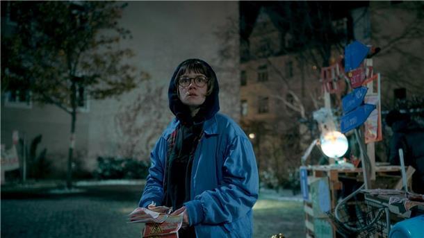 TV-Serie zeigt Deutschlands zerrissene Gesellschaft Luise Kogan (Lea Drinda) verteilt Flyerin einer Szene des Thrillers „Wer wir sind“ .