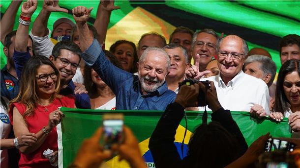 Luiz Inácio Lula da Silva hält in São Paulo seine erste Rede vor der Presse nach seinem Sieg.
