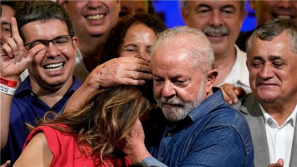 Versöhner eines gespaltenen Landes: Lula vor großen Aufgaben Luiz Inácio Lula da Silva umarmt seine Frau Rosangela.