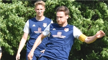 Luka Hublitz (rechts) absolvierte am Samstag sein letztes Spiel für den TSV Stotel. Dass ihm gegen Rot-Weiss Cuxhaven ein unglückliches Eigentor unterlief, schmälerte die Leistung des 28-Jährigen nicht.
