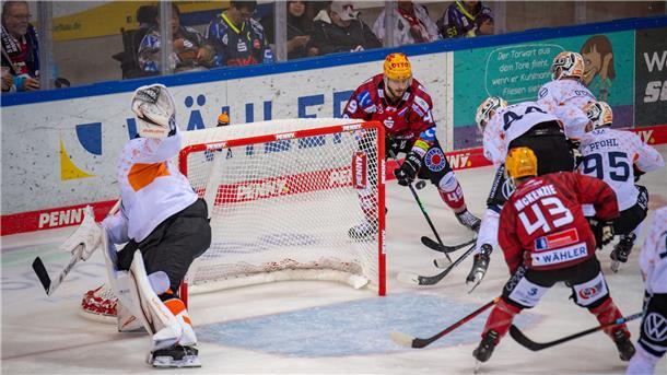 Lukas Kälble mit genialer Vorarbeit für Skyler McKenzie zum 2:0 beim ersten Heimspiel der Fischtown Pinguins gegen die Wolfsburger in der Eisarena.