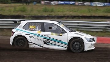 Ein Skoda Fabia fährt auf dem Eurocircuit im niederländischen Valkenswaard. 