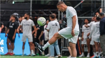 Lukas Podolski freut sich über den Aufstieg des 1. FC Köln