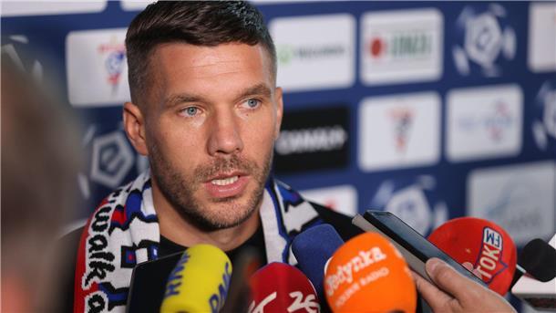„Spielfeld-Schläger“: Scharfe Kritik an Podolski Lukas Podolski steht nach einem harten Foul in der Kritik.