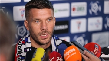 Lukas Podolski steht nach einem harten Foul in der Kritik.
