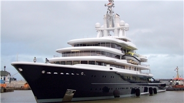 Die Superyacht "Luna" in einem Hafen. 