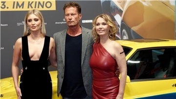 Luna Schweiger (l), Till Schweiger und Tina Ruland bei der Premiere in Köln.