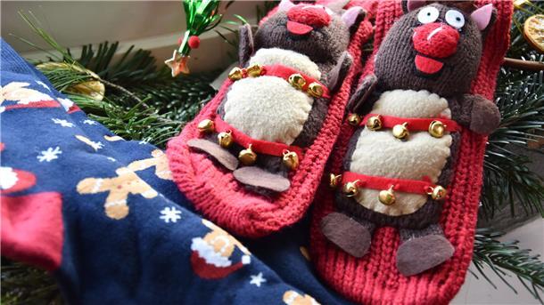 Über diese Wichtelgeschenke freuen sich Ihre Kollegen Lustige Weihnachtssocken sind mehr als nur einen Lacher wert. Wer einen Glückstreffer landet, kann das beste Geschenk verteilen.
