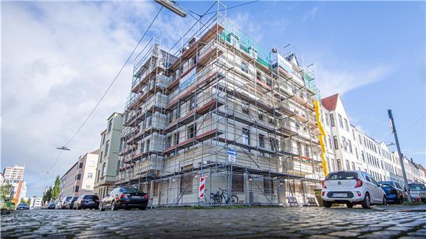 Luther-/Ecke Körnerstraße: Gut zehn Jahre lang stand das einst prächtige Geschäftshaus aus der Ära um 1900 leer und wurde schon als „Schrottimmobilie“ von der Stadt gelistet.