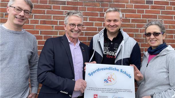 Lutz Alefsen (2. von links) vom Landesturnerbund hat die Tafel mit dem Titel „Sportfreundliche Schule“ jetzt an Martin Koch, Ferdinand Roblick und Birgit Gründler von der Oberschule 1 übergeben.