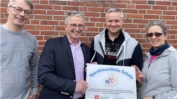 Lutz Alefsen (2. von links) vom Landesturnerbund hat die Tafel mit dem Titel „Sportfreundliche Schule“ jetzt an Martin Koch, Ferdinand Roblick und Birgit Gründler von der Oberschule 1 übergeben.