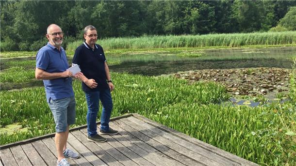 Lutz Becker (links) vom Bremerhavener Umweltschutzamt und Jörg Bruse von den Entsorgungsbetrieben kontrollieren den Auesee in Bremerhaven-Speckenbüttel.