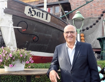 Lutz Natusch vor dem Restaurant.