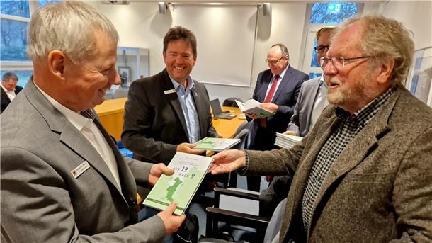 Auto Lutz Timmermann übergibt sein Buch 