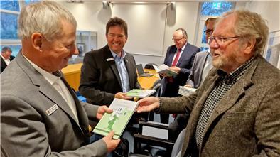 Autor überreicht sein geschichtliches Werk Auto Lutz Timmermann übergibt sein Buch