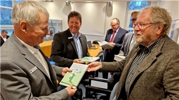 Auto Lutz Timmermann übergibt sein Buch 