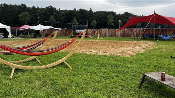 Zelt-Rivalen: Glamping-Luxus gegen Camping-Romantik beim Hurricane Festival Ein Volleyballfeld und Hängematten.