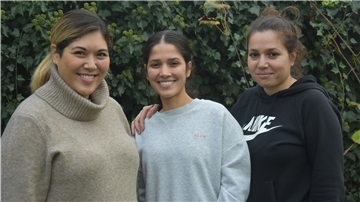 Das Foto zeigt Lynda Fahjen zusammen mit Melissa und Hanife Taheri. 