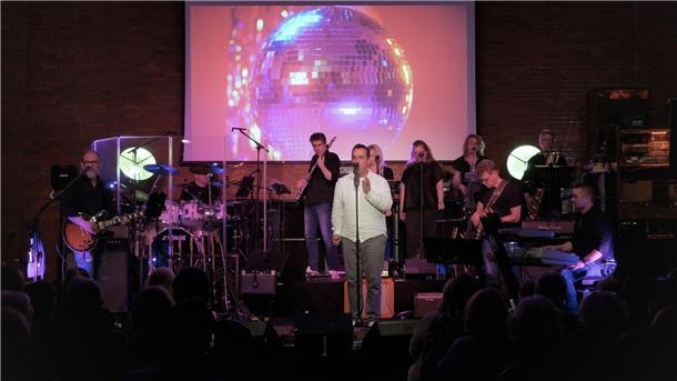 Gedichte sind Lieder &umgekehrt: Erfolgsformat gastiert im Ratssaal Bremervörde „Lyrics are poems“ ist eine Mischung aus Konzert und Lesung. Im Zentrum der Aufmerksamkeit stehen bei dieser Veranstaltung die Songtexte moderner Musik aus den Genres Pop, Rock, Folk und Jazz, die zunächst in ihrer deutschen Übersetzung rezitiert werden.