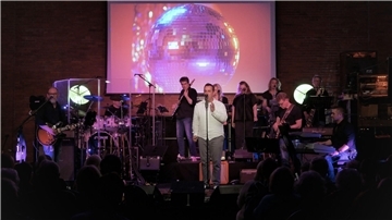 „Lyrics are poems“ ist eine Mischung aus Konzert und Lesung. Im Zentrum der Aufmerksamkeit stehen bei dieser Veranstaltung die Songtexte moderner Musik aus den Genres Pop, Rock, Folk und Jazz, die zunächst in ihrer deutschen Übersetzung rezitiert werden. 