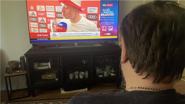 Mann sitzt vor Fernseher