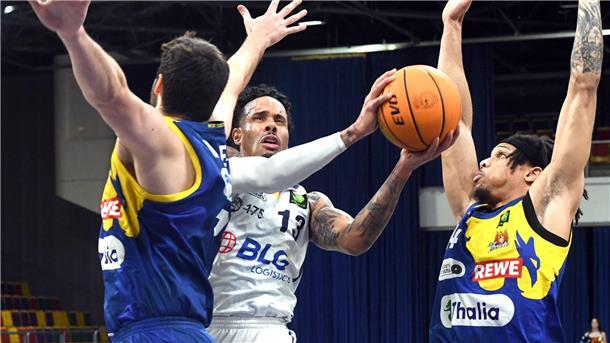 Basketballer kämpfen unter dem Korb um die nächsten Punkte. Einer ist Daniel Norl von den Eisbären Bremerhaven.