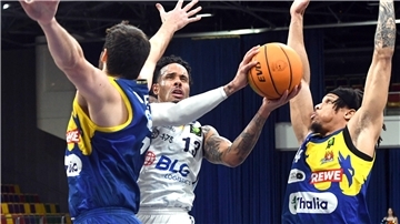 Basketballer kämpfen unter dem Korb um die nächsten Punkte. Einer ist Daniel Norl von den Eisbären Bremerhaven.