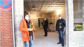 Machen sich ein Bild von der Baustelle (von links): Vorsitzende Sigrid Kellmer-Huth vom DRK-Ortsverein Lunestedt, Vorstandsmitglied Ulf Voigts und Ingenieur Joachim Wagenschütz. 