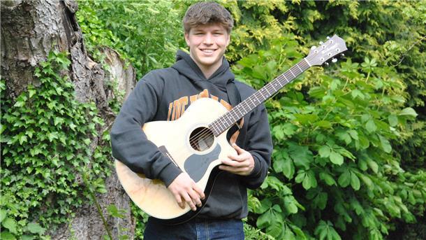 Diese beiden TikToker aus dem Landkreis Rotenburg starten im Internet durch Macht Musik auf TikTok und das schon ziemlich erfolgreich: Joschua Lüdemann aus Helvesiek ist im Juli live in Scheeßel zu hören.