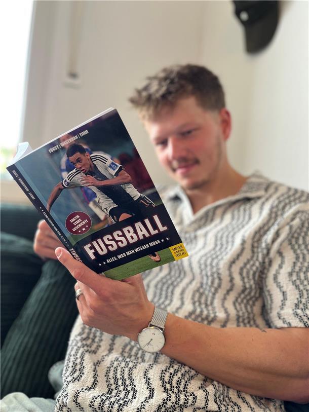 Ein junger Mann liest ein Buch