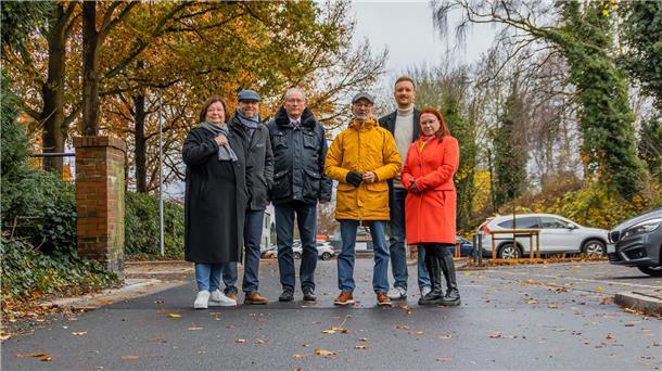 Machten sich ein Bild von der neu gestalteten Fahrradstraße entlang des Dwarsweges (von links): Martina Kirschstein-Klingner, Dominique Ofcarek, Thorsten Raschen, Bernd Schomaker, Alexander Litau und Mandy Kathe-Heppner.