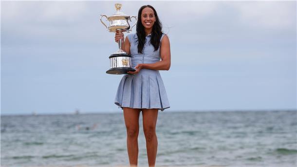 „Hab’s geschafft“: Kämpferin Keys besiegt Versagensängste Madison Keys hält den Daphne Akhurst Memorial Cup in den Armen.